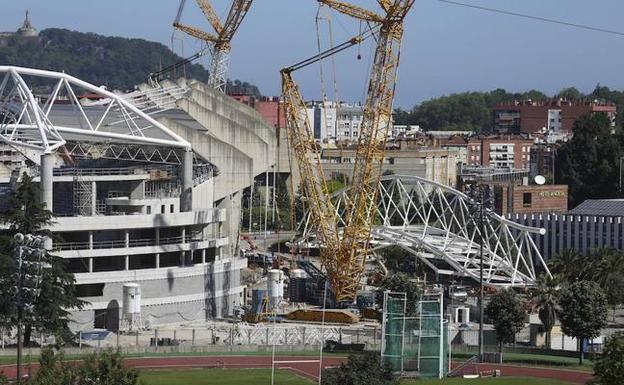 El izado de la cercha de la Tribuna Este de Anoeta se retrasa