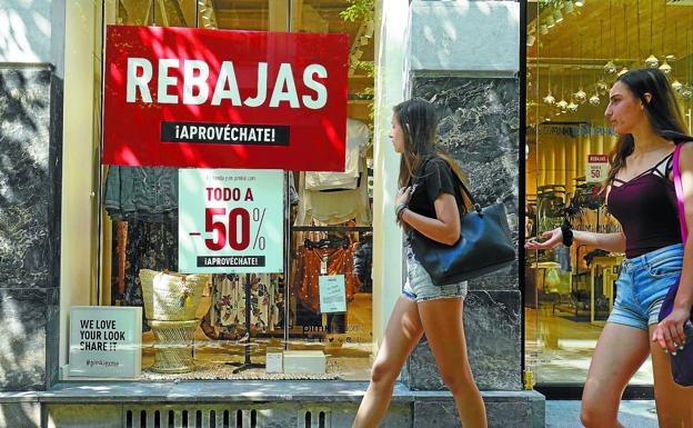 Las rebajas buscan compensar las pérdidas de una primavera aciaga