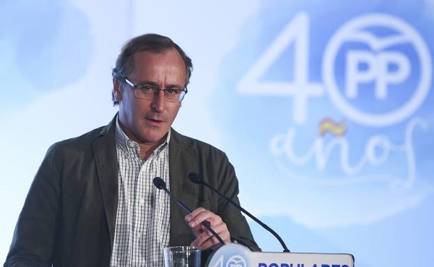 Alonso acusa a Sánchez y al PNV de priorizar a los que «pegaban tiros» y no a las víctimas de ETA