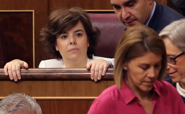 Sáenz de Santamaría dice que Cospedal y ella son las candidatas «menos agresivas»