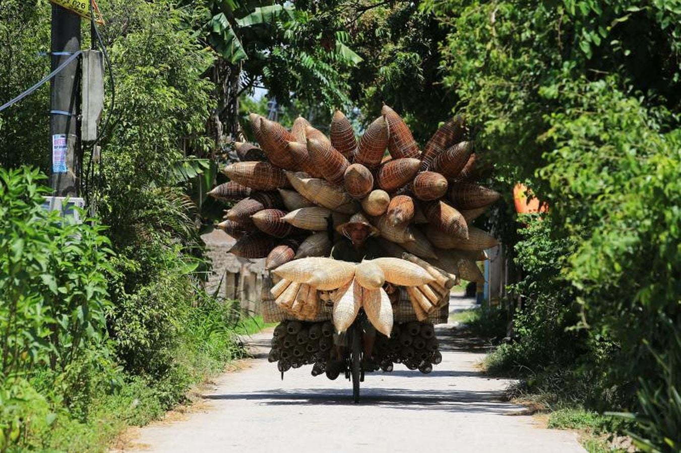 La aldea que tiene como tradición tejer macetas para pescar