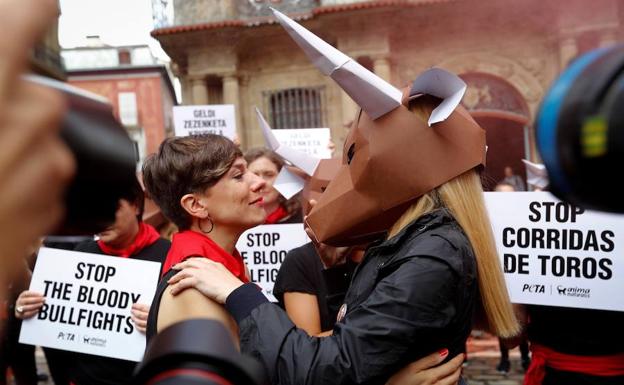 Protesta en Pamplona en contra de las corridas de toros a un día de la fiesta de San Fermín