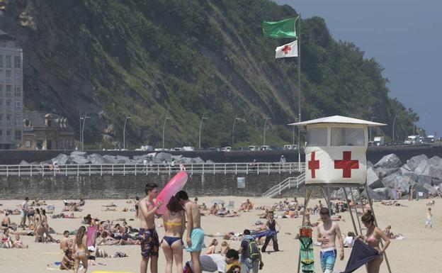 Cruz Roja Gipuzkoa realizó en junio 624 asistencias en las playas, 512 menos que en 2017