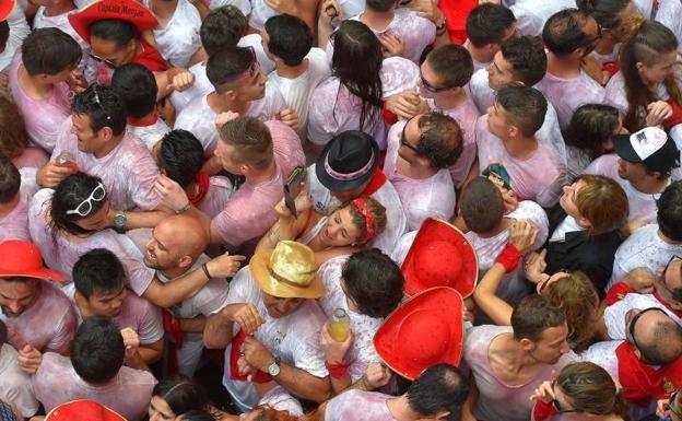Encuentran en su casa de Pamplona a un desconocido durmiendo en la cama tras el Chupinazo de San Fermín