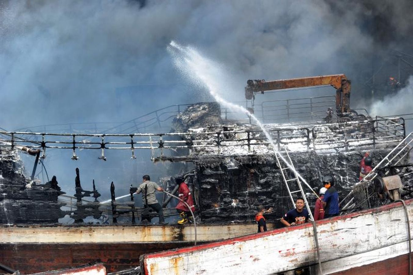 Se incendia un barco en Bali