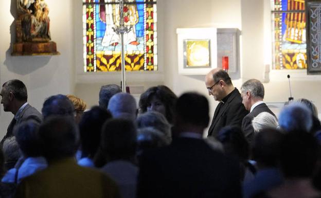 Familiares, amigos y feligreses dan su último adiós al obispo emérito José María Setién en el Buen Pastor