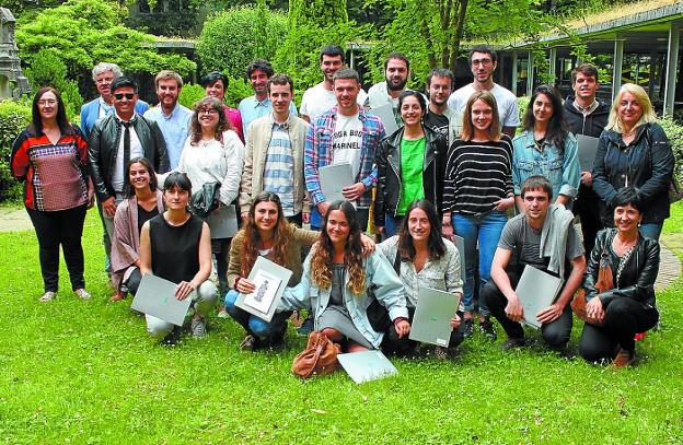 Presentación. Premiados de la reciente edición de los premios 'Ekiten' en el campus de Arrasate. / M.U.