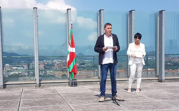 Otegi ensalza el «histórico» acuerdo de autogobierno «entre las dos familias abertzales»
