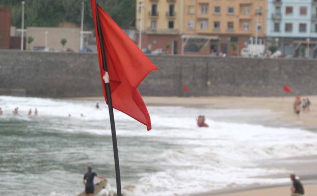 Tres banderas rojas en las playas de Gipuzkoa por la calidad del agua