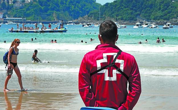 Los socorristas guipuzcoanos amenazan con la huelga si no mejora su situación laboral