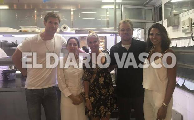 Chris Hemsworth y Matt Damon con sus parejas, en Arzak