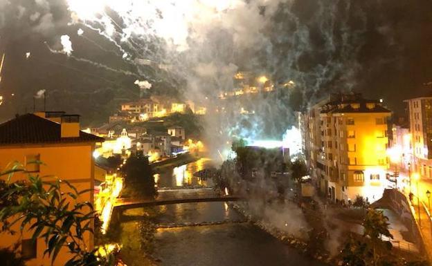 Veinte heridos leves en una explosión pirotécnica en Asturias