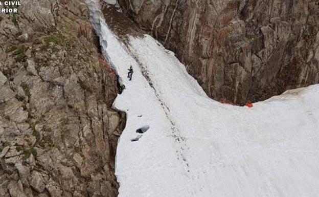 Un miembro del Baskonia Mendi Taldea muere al caer en un nevero en los Picos del Infierno