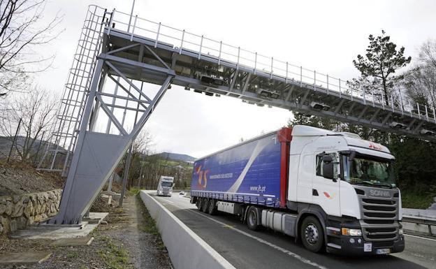 Los transportistas tachan la nueva norma foral de peajes de «burla y parche legal»