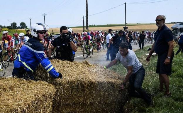 Así ha sido la manifestación de los agricultores que ha detenido la etapa durante diez minutos