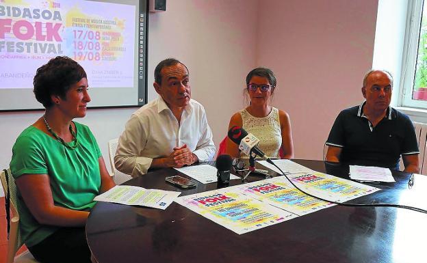 Arantxa Berrotaran, Miguel Ángel Páez, Christelle Cazalis y Joxan Martín, ayer en rueda de prensa. / F. PORTU