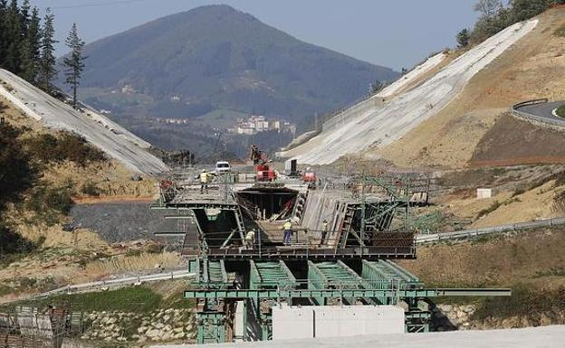 Condenados a una multa los cuatro activistas contra el TAV que se encerraron en una mina de Itsasondo