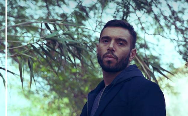 Sharif: «Respeto demasiado la poesía como para definirme poeta»