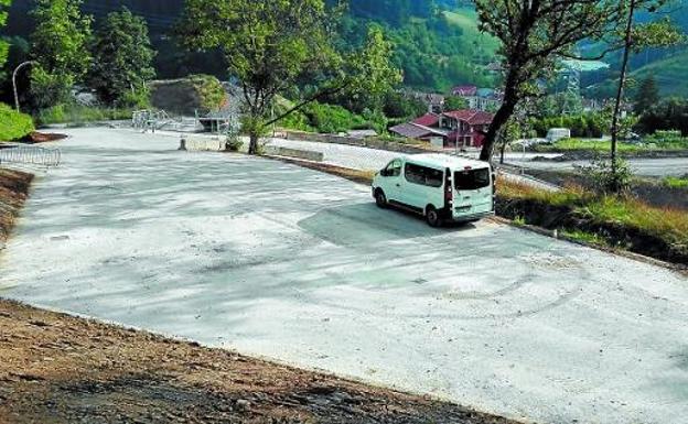 Eztalako futbol zelaiko bide berria prest da eta gaur zabalduko dute