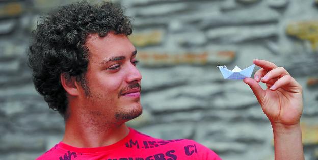 Henrique de Souza con un barquito de papel, uno de los elementos que aparecen en el espectáculo 'Meeting point'.
/FÉLIX MORQUECHO