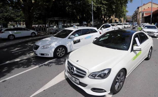 Los taxistas de Gipuzkoa protestan contra «el fraude de ley» de los VTC