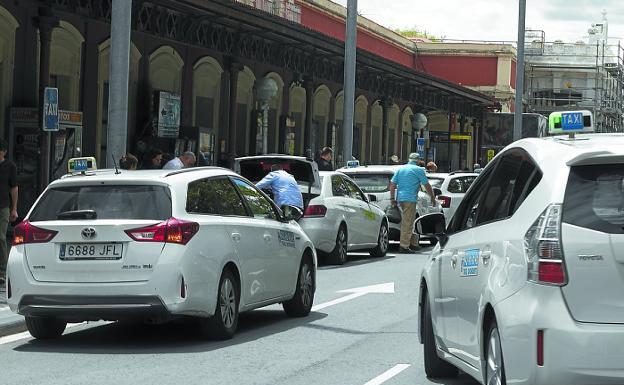 En Euskadi hay una licencia de vehículo con conductor por cada 26 taxis