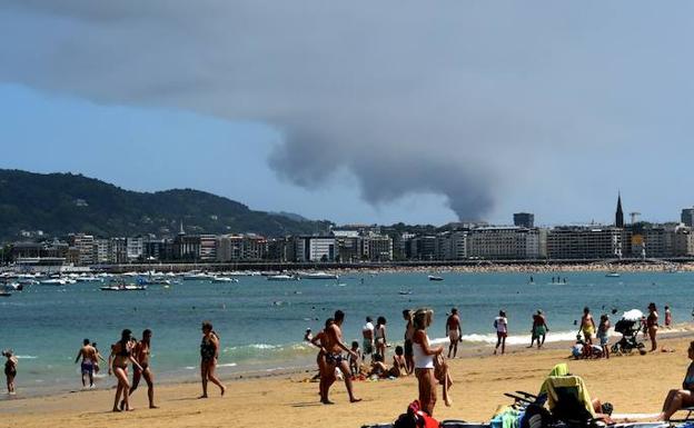 La columna de humo originada en Pasaia fue visible desde varios kilómetros a la redonda