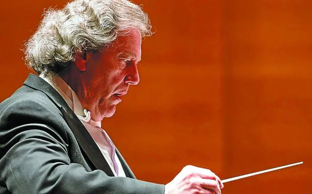 José Ramón Encinar (Director de orquesta): «En el foso siempre se está en la cuerda floja»