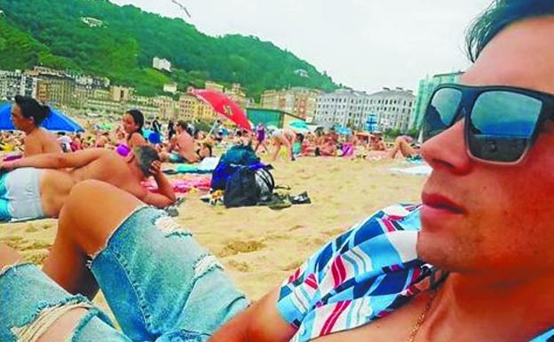 Primoz Roglic ya está en Donostia para la Clásica y ayer se acercó a la playa