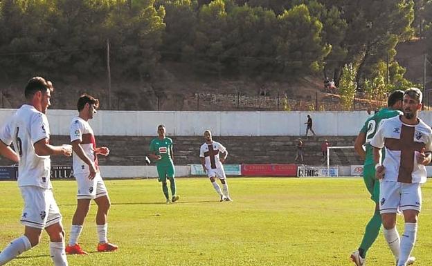 Dos errores defensivos llevan al Eibar a la derrota ante el Huesca