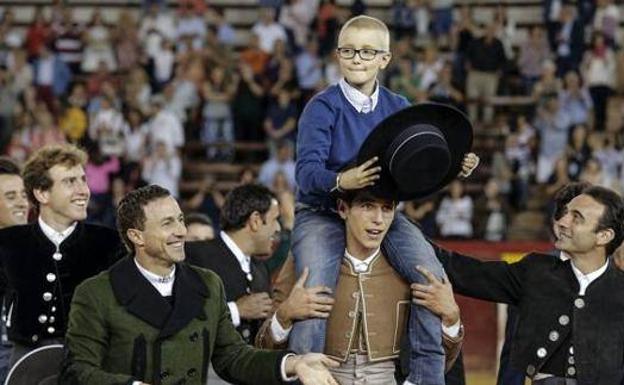 Procesan a tres tuiteros, entre ellos una eibarresa, por desear la muerte a un niño con cáncer aficionado a los toros