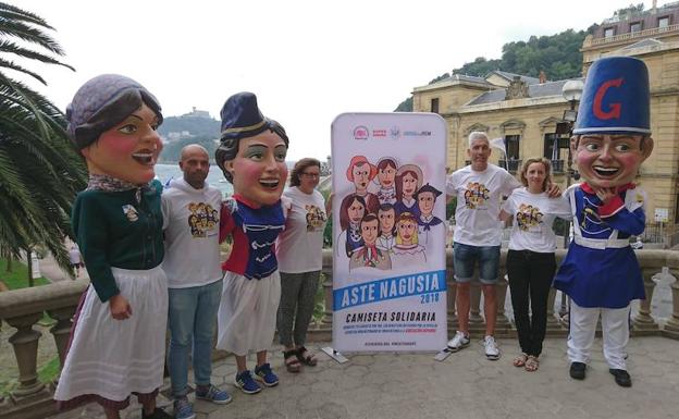 Gigantes y cabezudos solidarizan con los niños afectados por el cáncer