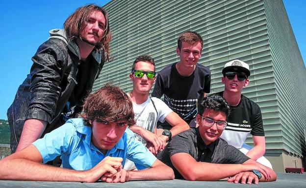 Ocho jóvenes en busca de su sueño