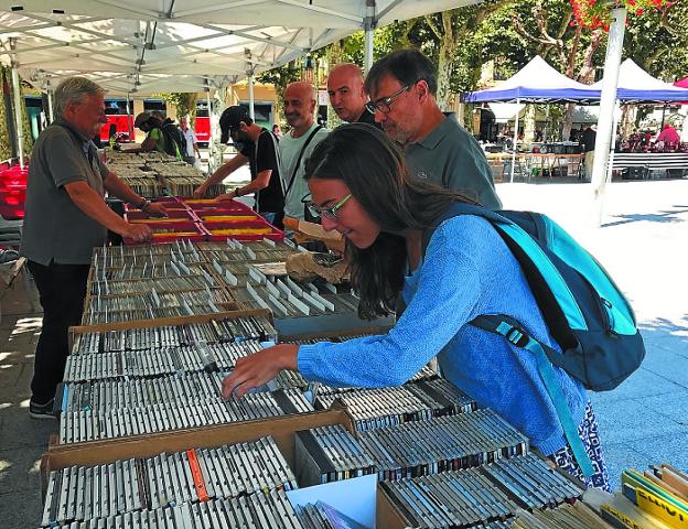 Mucha música. Josema Martínez atiende a los visitantes de su stand en la feria de 2017./F. DE LA HERA