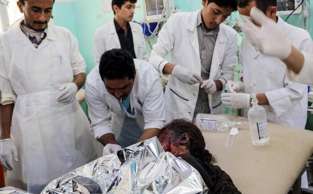 Decenas de muertos y heridos por un bombardeo contra un bus escolar en Yemen