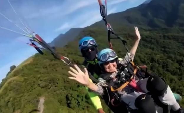 Cumple con 93 años su sueño de volar en parapente