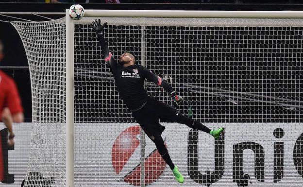 Moyá, duda para el inicio de Liga