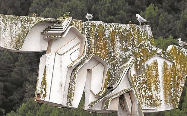 Pasaia restaura la escultura de Basterretxea en recuerdo a los fallecidos en la mar