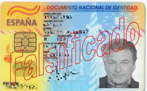 Falsifica un DNI con la foto del actor Alec Baldwin para pedir créditos rápidos