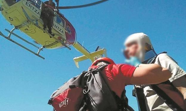 El helicóptero de la Ertzaintza rescata a un montañero herido tras sufrir una caída en el Txindoki
