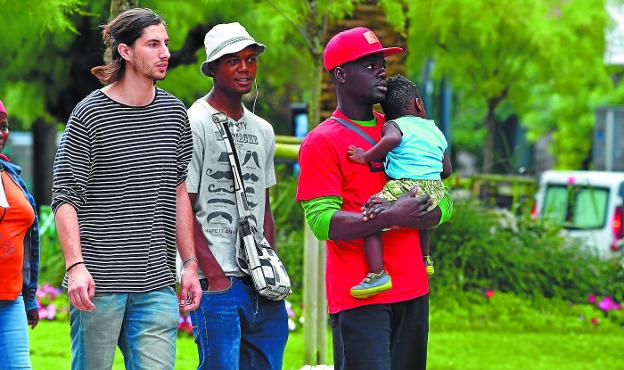 Los niños migrantes que dormían en un gaztetxe se trasladan al albergue de Vitoria