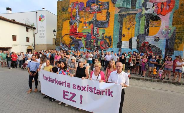 Concentración en Usurbil contra la agresión sexista