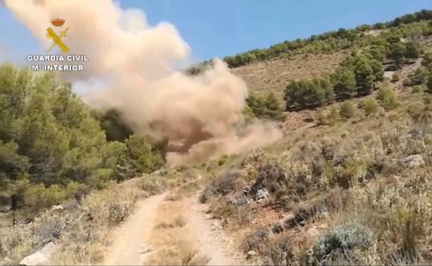 Un ciudadano localiza 63 kilos de Goma 2 y 288 detonadores en una mina abandonada de Almería