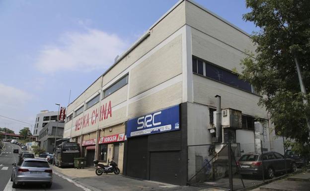 Dos heridos por un incendio en un taller de carrocería del barrio donostiarra de Herrera