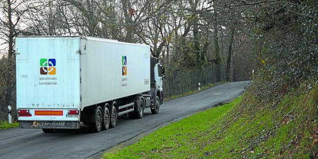 Diez camiones diarios transportarán basura de Gipuzkoa a la incineradora de Bizkaia