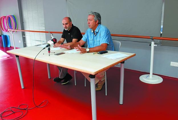 El gerente de Bidasoa XXI, Iñigo Zumeaga, y el delegado de Deportes, Pedro Alegre, en Azken Portu./