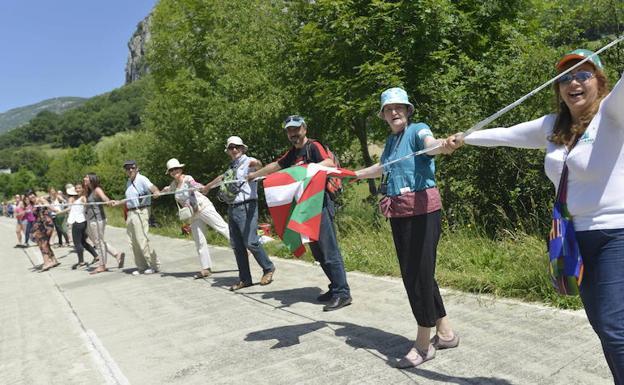 Gure Esku Dago llama a reivindicar el derecho a decidir en la etapa de La Vuelta en Bizkaia