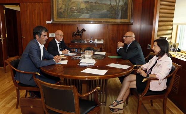 Defensa se compromete a estudiar la propuesta de Goia sobre los cuarteles