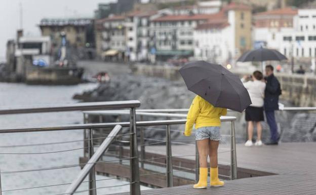 La caída de un rayo ha bloqueado el servicio de tren en Gipuzkoa al mediodía