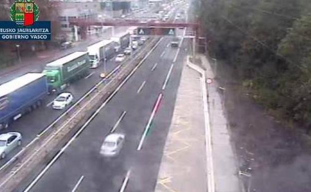 Finalizan las retenciones en la N-1 tras hacer la tijera un camión en Villabona